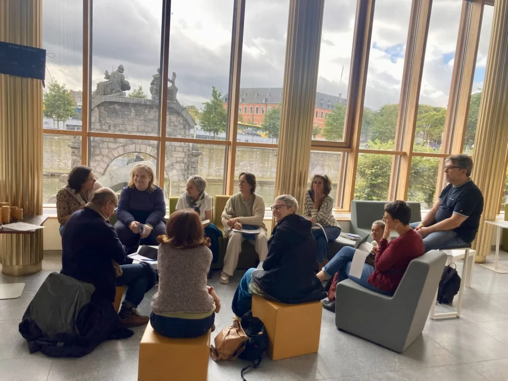 groupe de personnes en rond grandes fenêtres discussion