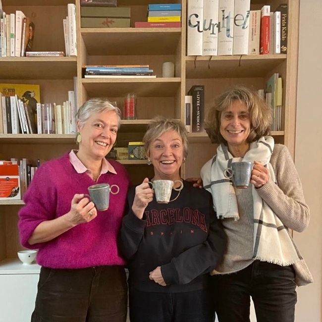 Trois coaches narratives devant une bibliothèque