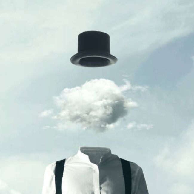 surrealisme-homme-chapeau-650