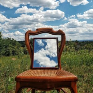tableau nuage surréaliste chaise mirroir