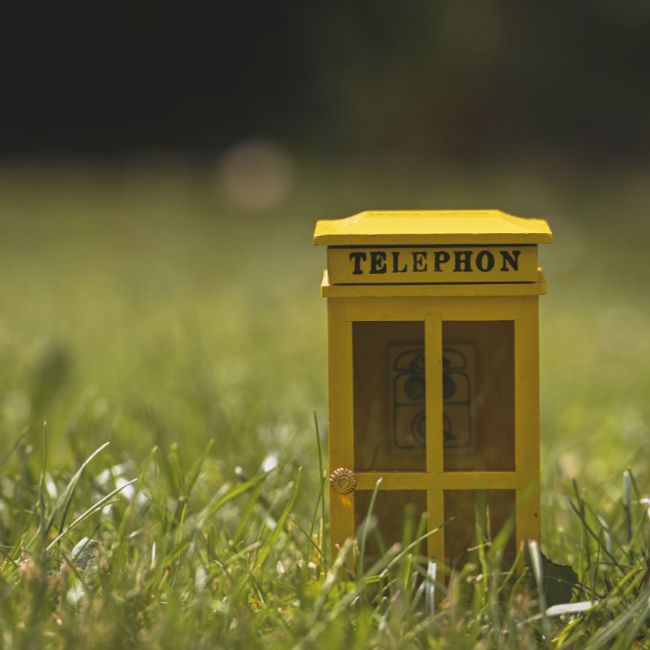 téléphone jaune londres herbe