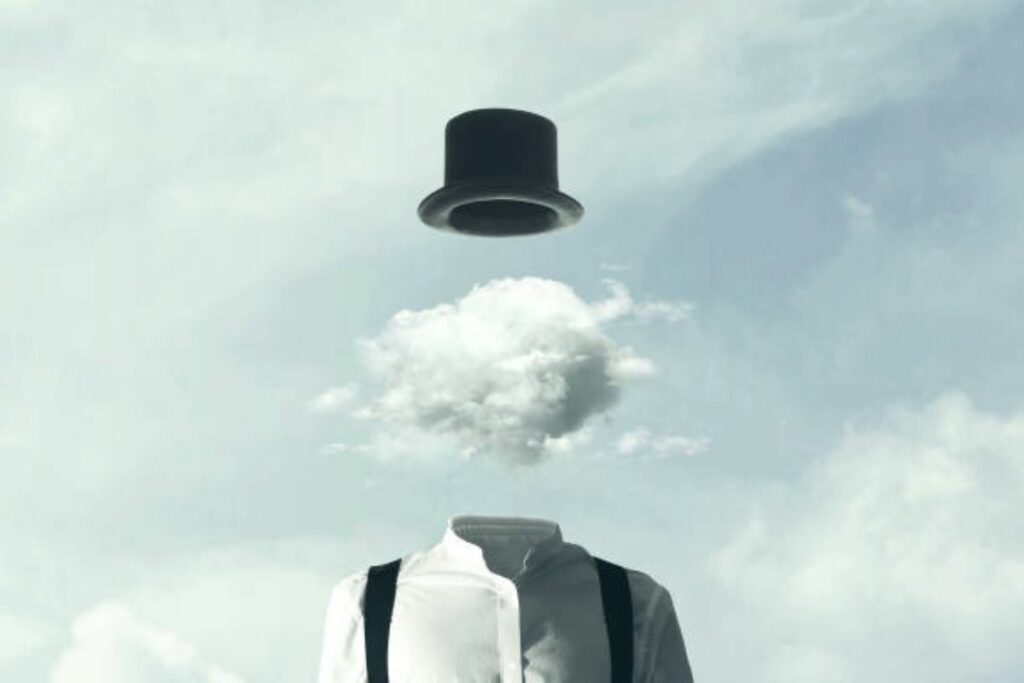 surrealisme nuage chapeau