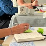 Atelier d'écriture bras écrivant