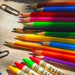 crayons de couleur et trombonne et pastels