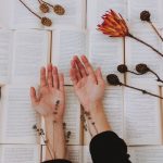 mains livre fleurs