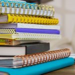 plusieurs carnets spirales couleurs