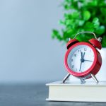 réveil rouge sur livreveil rouge sur livre